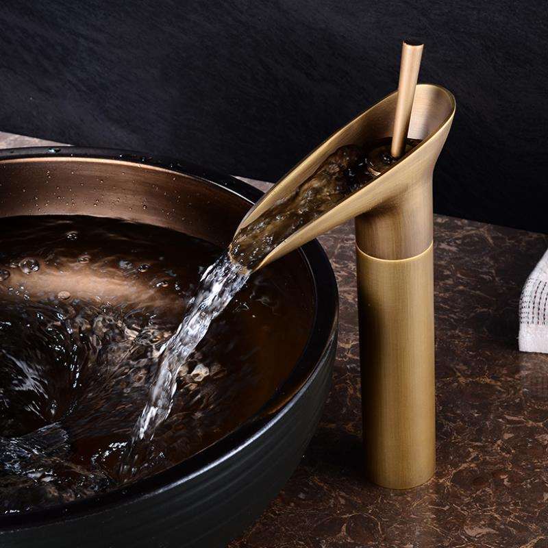 Antiker Wasserhahn Bad mit Wasserfall-Auslauf für elegante Badezimmergestaltung 1