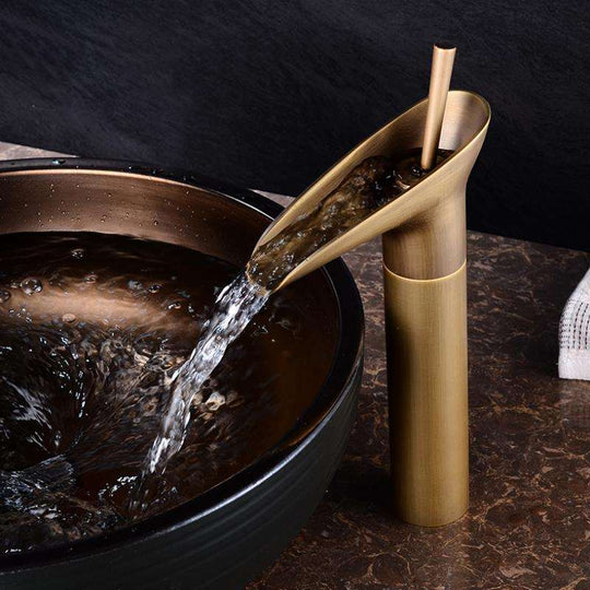 Antiker Wasserhahn Bad mit Wasserfall-Auslauf für elegante Badezimmergestaltung 1