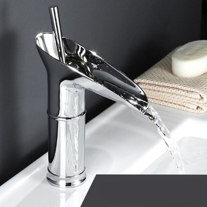 Antiker Wasserhahn Bad mit Wasserfall-Auslauf für elegante Badezimmergestaltung 10