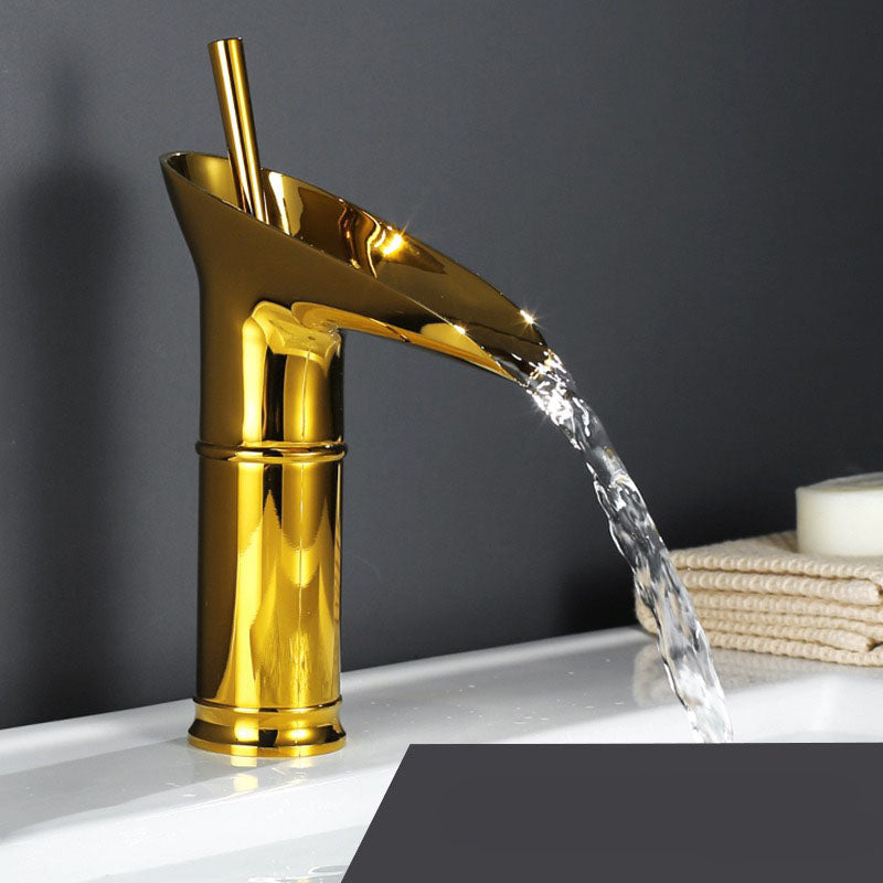 Antiker Wasserhahn Bad mit Wasserfall-Auslauf für elegante Badezimmergestaltung 9