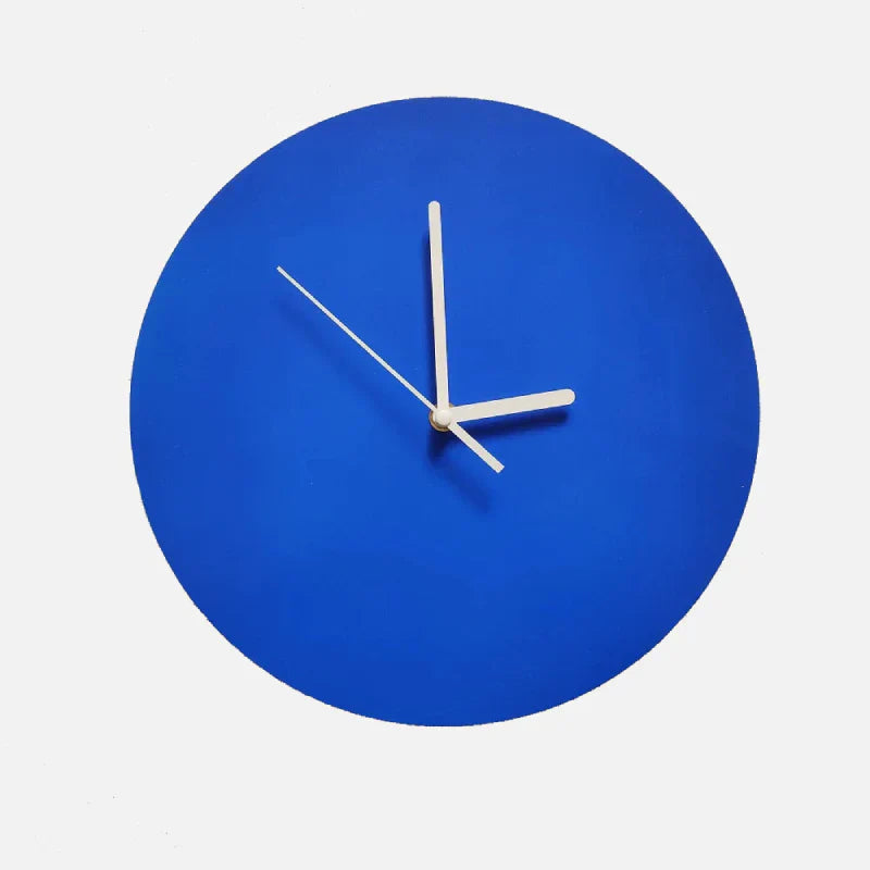 Moderne Geometrische Wanduhr mit Kobaltblauem Akzent für Minimalistische Räume 0