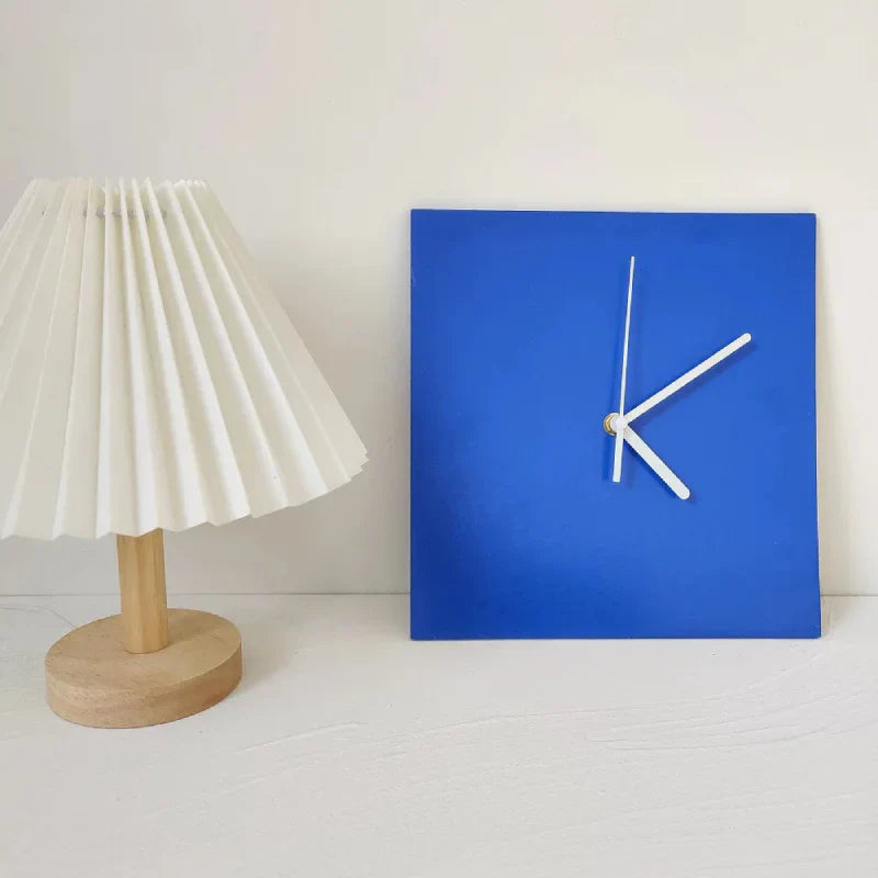 Moderne Geometrische Wanduhr mit Kobaltblauem Akzent für Minimalistische Räume 1